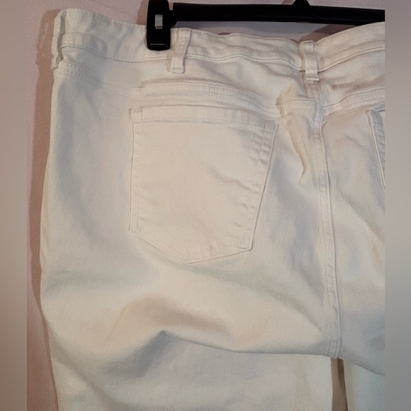 Torrid White Vintage stretch Crop Jeans - Picture 4 of 15